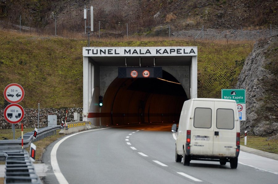 Zakon ne omogućava kažnjavanje: Divlji vozači u tunelima nekažnjeno jure, voze slalom...