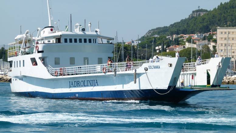 Sudarili se trajekt i brodica kod Trogira - nije čuo trubu trajekta