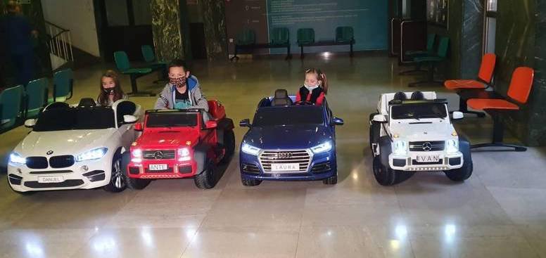 Djeca iz KBC-a Zagreb dobila nove električne autiće. Mali pacijenti će ih voziti na pretrage